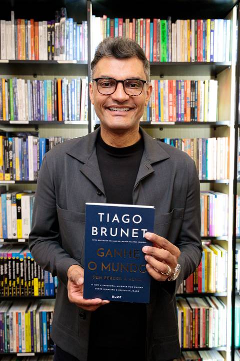 Evento lotado na Livraria Drummond durante lançamento do livro de Tiago Brunet'