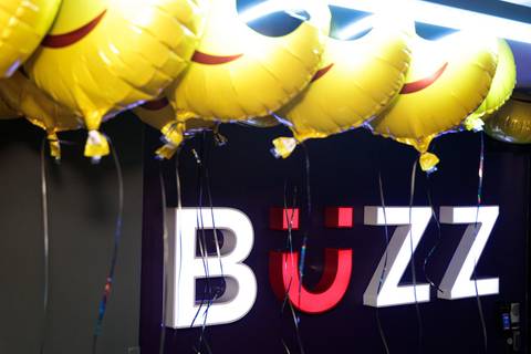 Sessão de autógrafos com Alby Azevedo durante lançamento do livro'