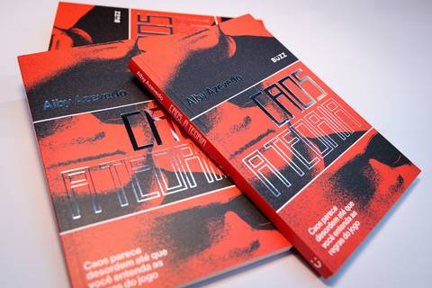 Sessão de autógrafos com Alby Azevedo durante lançamento do livro'