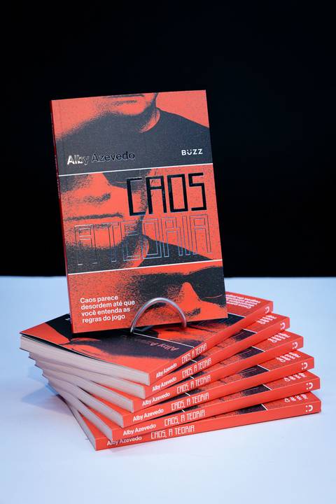 Sessão de autógrafos com Alby Azevedo durante lançamento do livro'