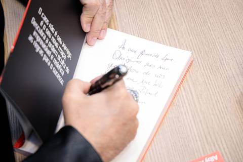 Sessão de autógrafos com Alby Azevedo durante lançamento do livro'