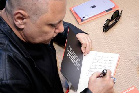 Sessão de autógrafos com Alby Azevedo durante lançamento do livro'