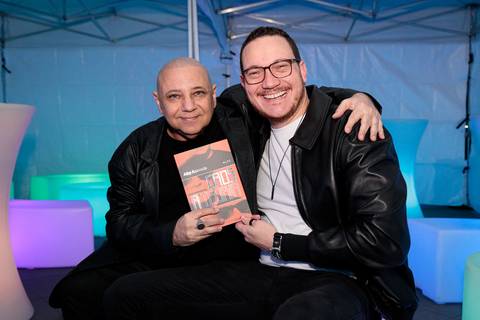 Sessão de autógrafos com Alby Azevedo durante lançamento do livro'