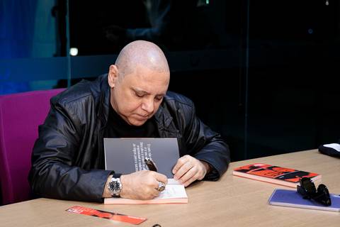 Sessão de autógrafos com Alby Azevedo durante lançamento do livro'