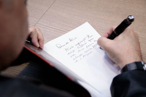 Sessão de autógrafos com Alby Azevedo durante lançamento do livro'