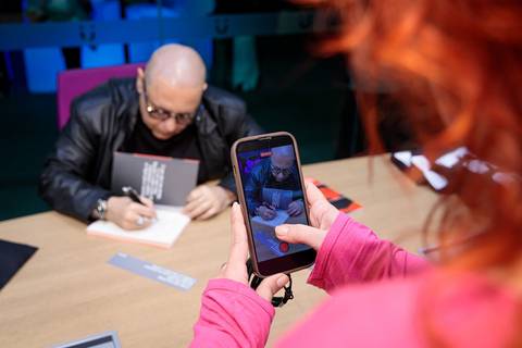 Sessão de autógrafos com Alby Azevedo durante lançamento do livro'