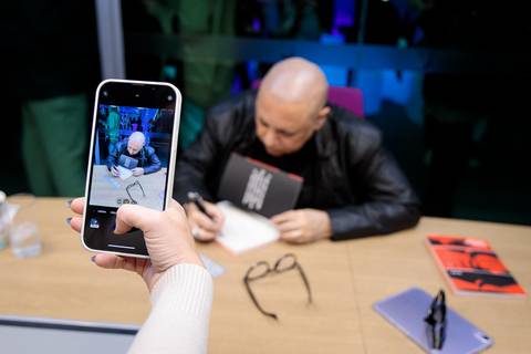 Sessão de autógrafos com Alby Azevedo durante lançamento do livro'
