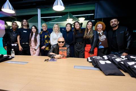 Sessão de autógrafos com Alby Azevedo durante lançamento do livro'