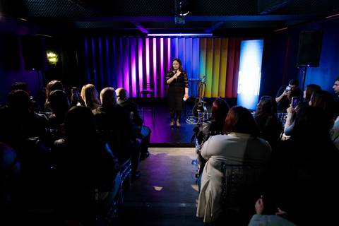 Sessão de autógrafos com Alby Azevedo durante lançamento do livro'
