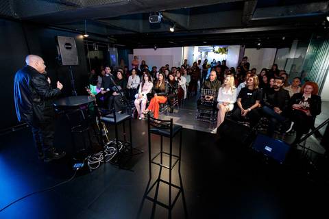 Sessão de autógrafos com Alby Azevedo durante lançamento do livro'