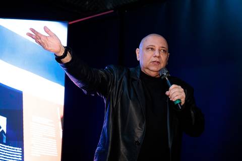 Sessão de autógrafos com Alby Azevedo durante lançamento do livro'