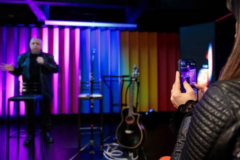 Sessão de autógrafos com Alby Azevedo durante lançamento do livro'