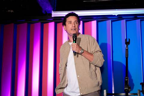 Sessão de autógrafos com Alby Azevedo durante lançamento do livro'