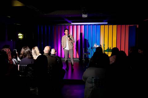 Sessão de autógrafos com Alby Azevedo durante lançamento do livro'