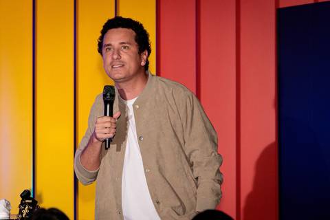 Sessão de autógrafos com Alby Azevedo durante lançamento do livro'