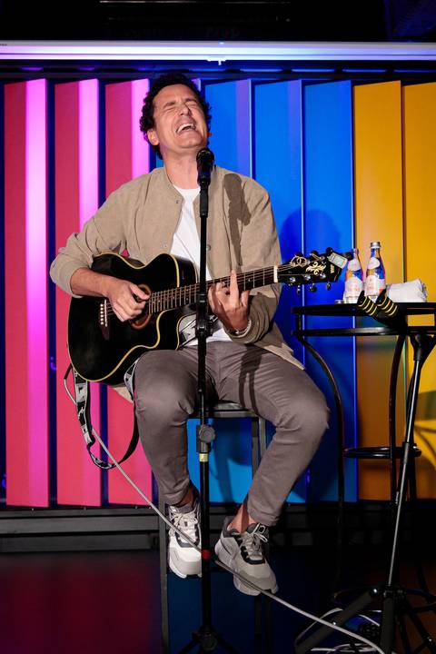 Sessão de autógrafos com Alby Azevedo durante lançamento do livro'