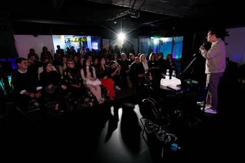 Sessão de autógrafos com Alby Azevedo durante lançamento do livro'