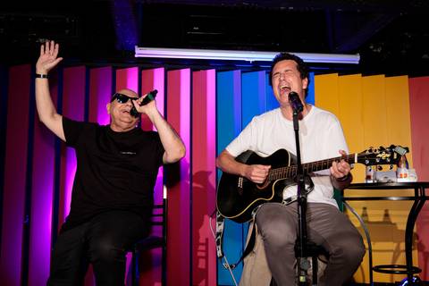 Sessão de autógrafos com Alby Azevedo durante lançamento do livro'