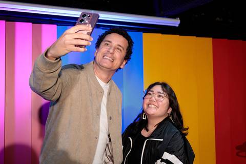 Sessão de autógrafos com Alby Azevedo durante lançamento do livro'