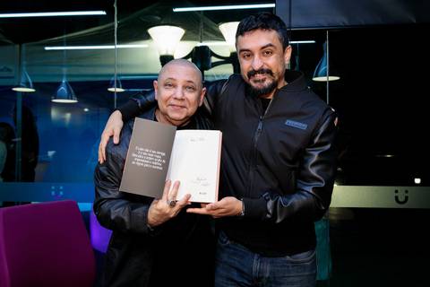 Sessão de autógrafos com Alby Azevedo durante lançamento do livro'