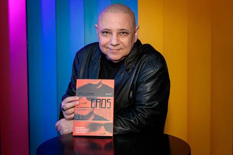 Sessão de autógrafos com Alby Azevedo durante lançamento do livro'