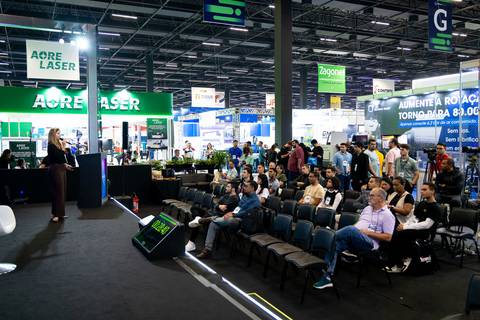 Apresentação de Daniella Soncine durante evento corporativo EXPOMAFE 2025'