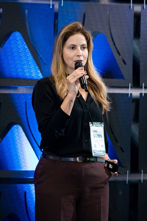 Apresentação de Daniella Soncine durante evento corporativo EXPOMAFE 2025'