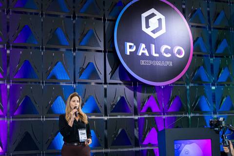 Apresentação de Daniella Soncine durante evento corporativo EXPOMAFE 2025'