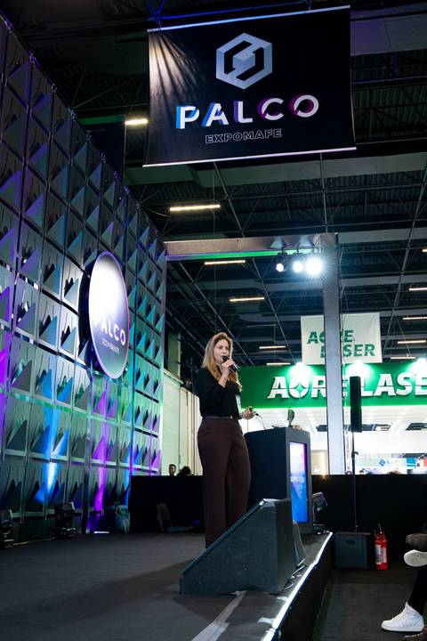 Apresentação de Daniella Soncine durante evento corporativo EXPOMAFE 2025'