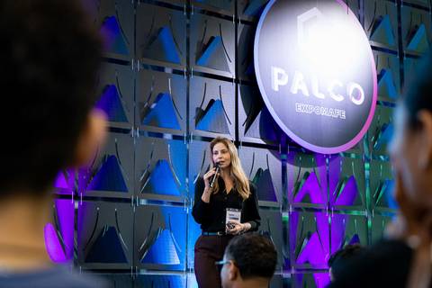 Apresentação de Daniella Soncine durante evento corporativo EXPOMAFE 2025'