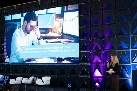 Apresentação de Daniella Soncine durante evento corporativo EXPOMAFE 2025'