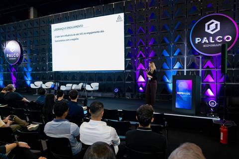 Apresentação de Daniella Soncine durante evento corporativo EXPOMAFE 2025'