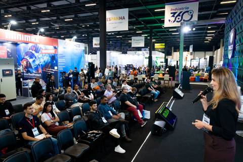 Apresentação de Daniella Soncine durante evento corporativo EXPOMAFE 2025'