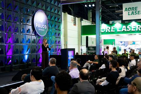 Apresentação de Daniella Soncine durante evento corporativo EXPOMAFE 2025'