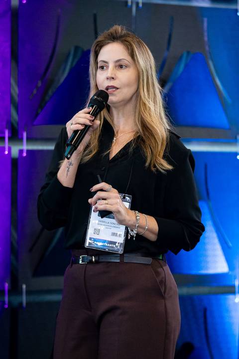 Apresentação de Daniella Soncine durante evento corporativo EXPOMAFE 2025'