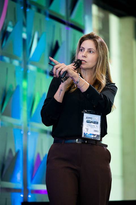 Apresentação de Daniella Soncine durante evento corporativo EXPOMAFE 2025'