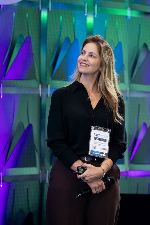 Apresentação de Daniella Soncine durante evento corporativo EXPOMAFE 2025'