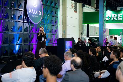 Apresentação de Daniella Soncine durante evento corporativo EXPOMAFE 2025'