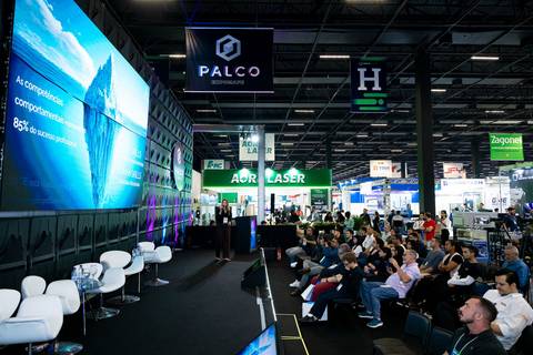 Apresentação de Daniella Soncine durante evento corporativo EXPOMAFE 2025'