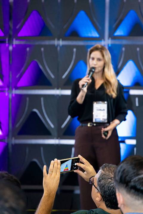 Apresentação de Daniella Soncine durante evento corporativo EXPOMAFE 2025'