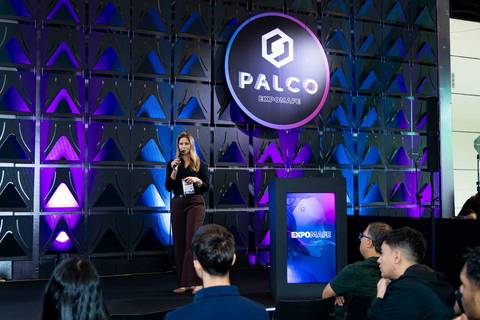 Apresentação de Daniella Soncine durante evento corporativo EXPOMAFE 2025'