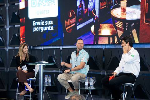 Apresentação de Daniella Soncine durante evento corporativo EXPOMAFE 2025'