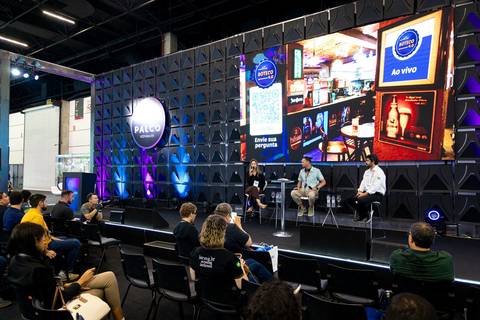 Apresentação de Daniella Soncine durante evento corporativo EXPOMAFE 2025'