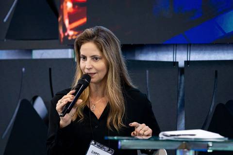 Apresentação de Daniella Soncine durante evento corporativo EXPOMAFE 2025'
