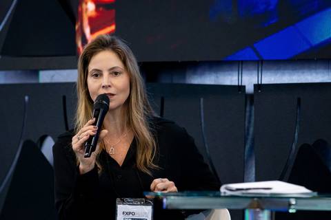 Apresentação de Daniella Soncine durante evento corporativo EXPOMAFE 2025'