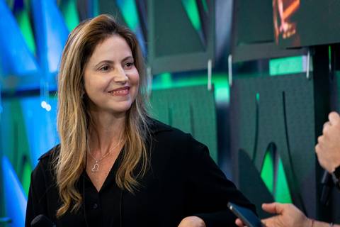 Apresentação de Daniella Soncine durante evento corporativo EXPOMAFE 2025'