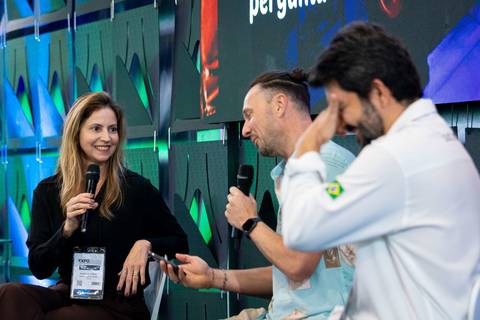 Apresentação de Daniella Soncine durante evento corporativo EXPOMAFE 2025'