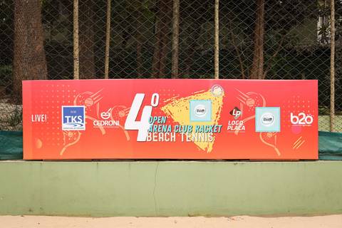 Partida de beach tennis durante o 4º Open Arena Club Racket em São Paulo'