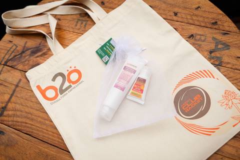 Partida de beach tennis durante o 4º Open Arena Club Racket em São Paulo'