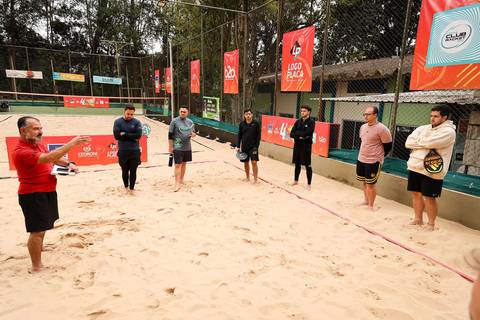 Partida de beach tennis durante o 4º Open Arena Club Racket em São Paulo'